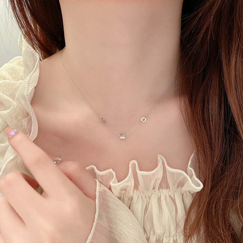 The "Little Waist" necklace is a women's design with a sense of niche luxury and a touch of elegance. It is a new style of collarbone necklace accessory for 2023 details Picture