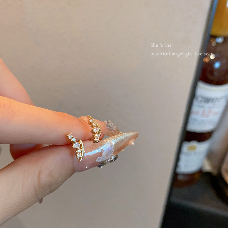 Delicate and small geometric stud earrings, a new niche design for women in 2025, a light luxury bestseller and a popular earring accessory full figure