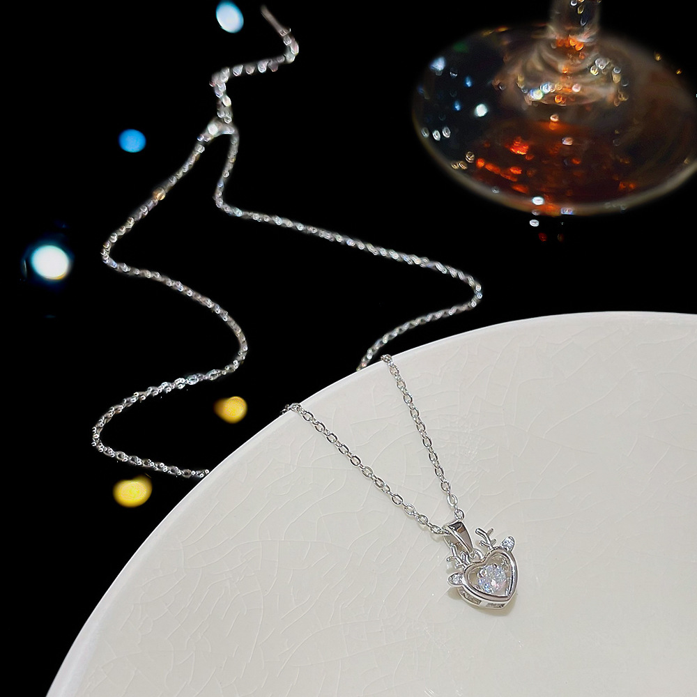 Hot-selling accessories: Cute elk necklace, versatile and niche new style, dynamic pendant design, neckchain, elegant collarbone chain Application Scenario