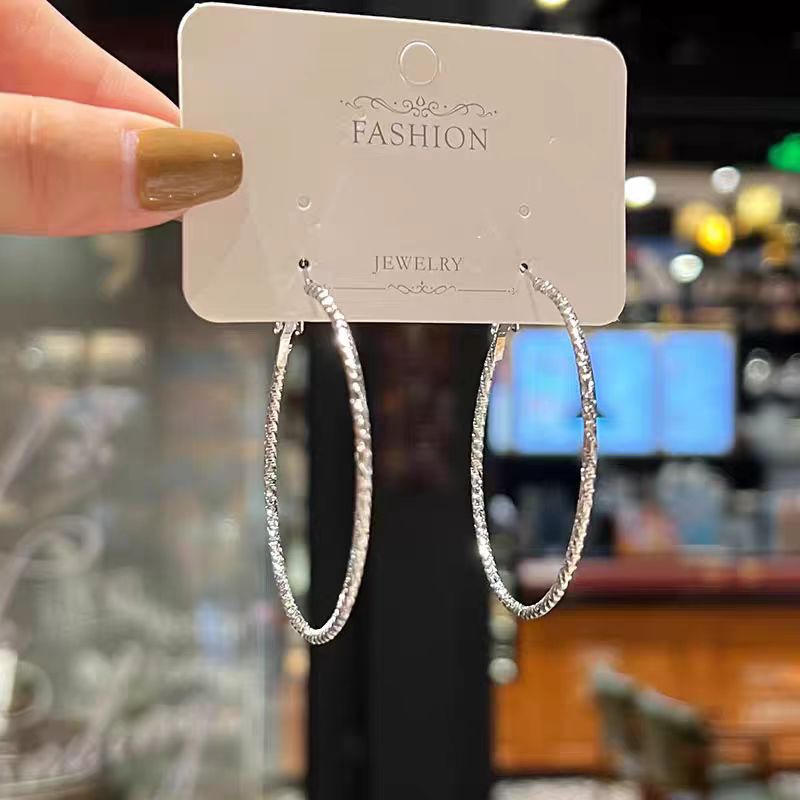 Simple and niche design, silver pigment ring earrings, exaggerated European and American ear loops, high-end earrings, women's light luxury details Picture