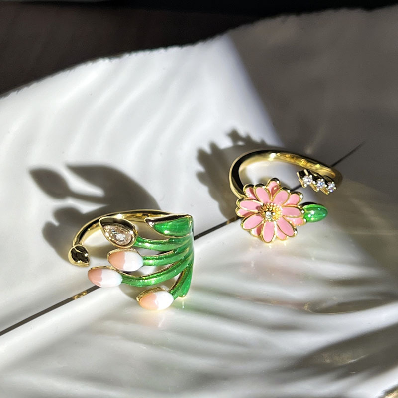 The sweet and elegant traditional Chinese style Daisy forest-themed tulip fashion ring is a unique and creative new product for women, a niche ring trend Application Scenario