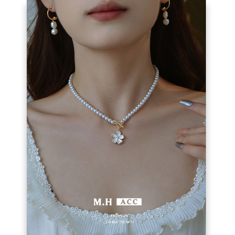 White oil-dripping flower OT necklace, French high-end female pearl sweater chain, niche exquisite wholesale necklace full figure