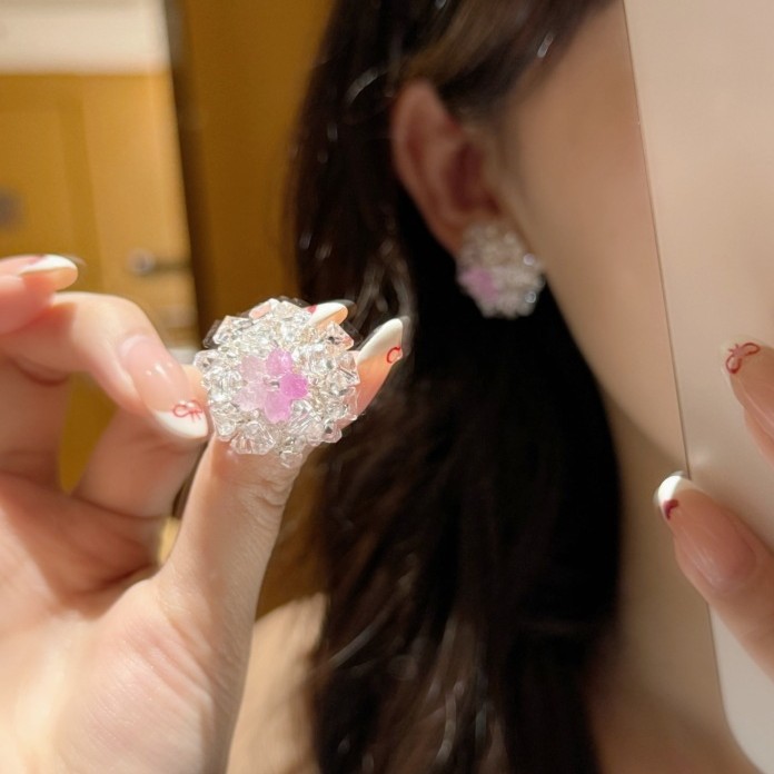 Super beautiful! Ice-transparent crystal beaded stud earrings, feminine and niche flower earrings, artistic summer vacation earrings full figure