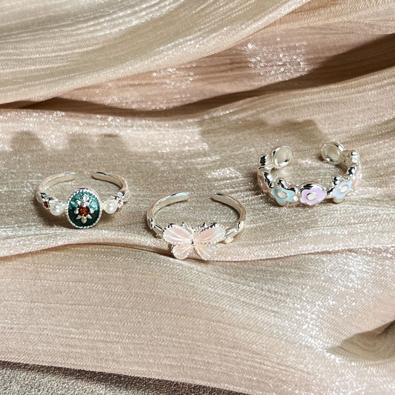 Korean style Instagram niche sweet and cool silver flower butterfly enamel fashion ring, a delicate and personalized design ring for women Application Scenario