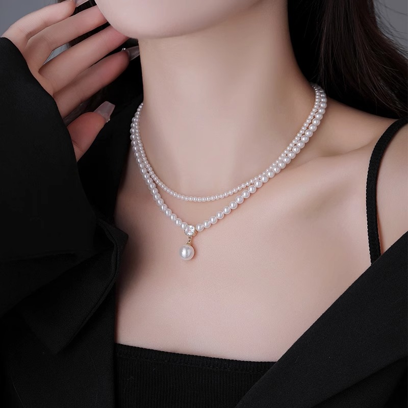The new pearl double-layer necklace in 2024, a stylish collarbone chain, is a versatile and niche accessory for women details Picture