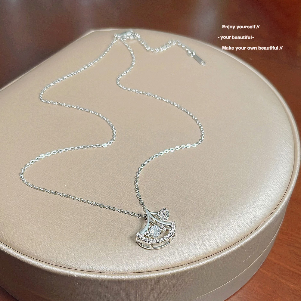 A new design of light luxury and niche zircon ginkgo leaf pendant, collarbone chain necklace, simple and elegant necklace accessory for women full figure