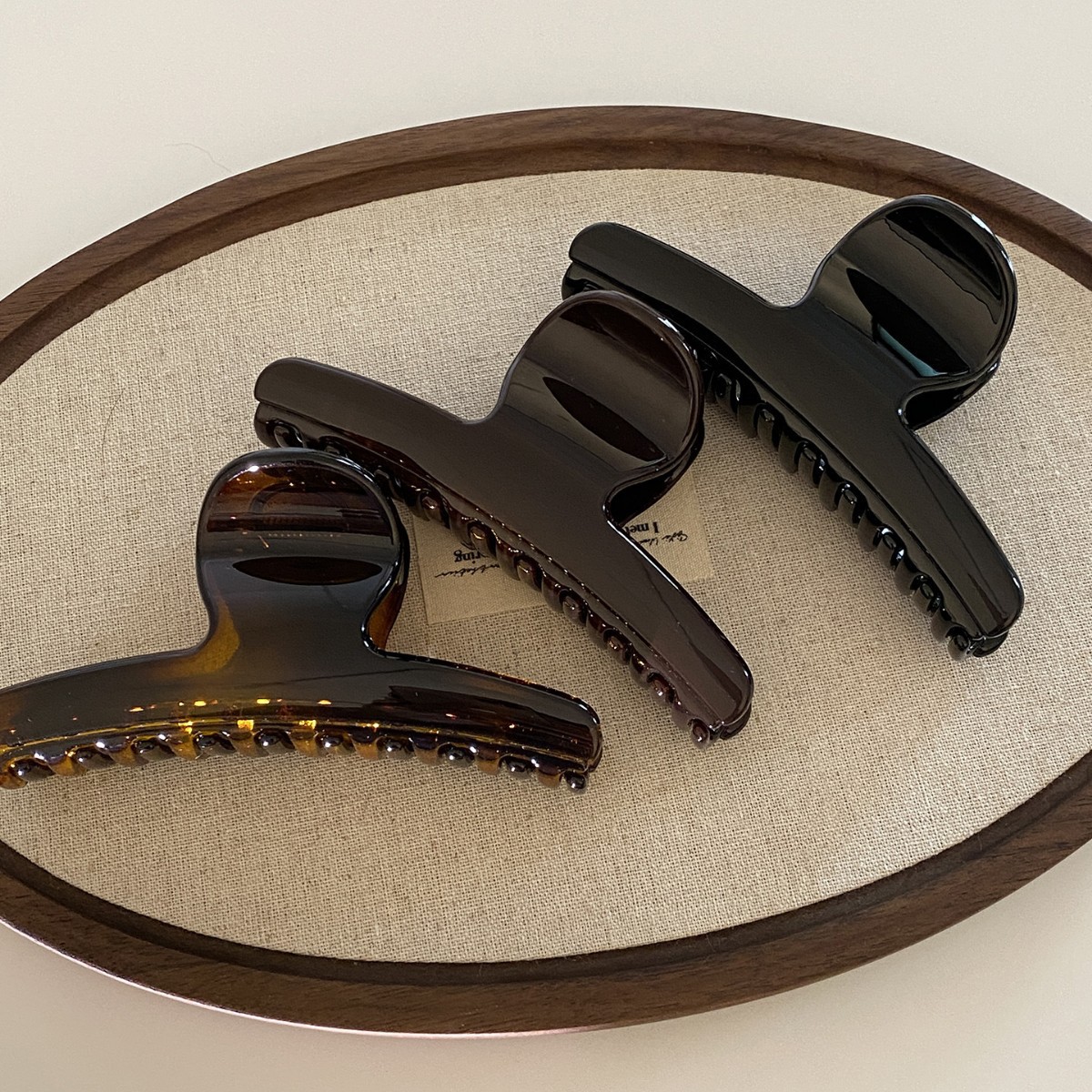 2025 New Korean style, simple and retro, versatile acrylic one-line grab clip, high-end and fashionable updo, shark clip Application Scenario