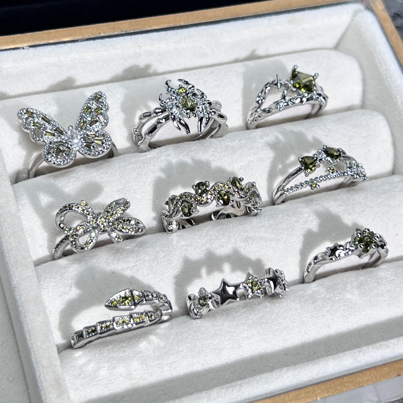 A new minimalist olive green diamond bow ring for women with a geometric irregular star-shaped design, exuding a sense of light luxury and sophistication Specification drawing