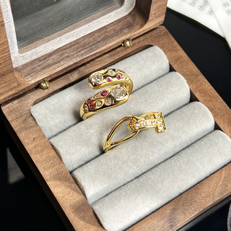 A retro, light luxury diamond-encrusted ring for women, with a simple, niche and unique design sense. The T-shaped cross design exudes a unique and individualistic style. The ring is layered and worn Specification drawing