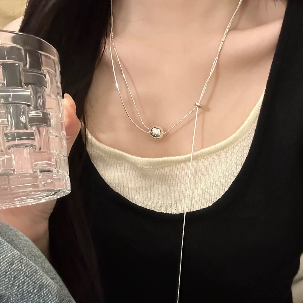 A niche asymmetrical double-layer geometric spherical necklace for women's fashionable, individual, simple and versatile sweater chain full figure