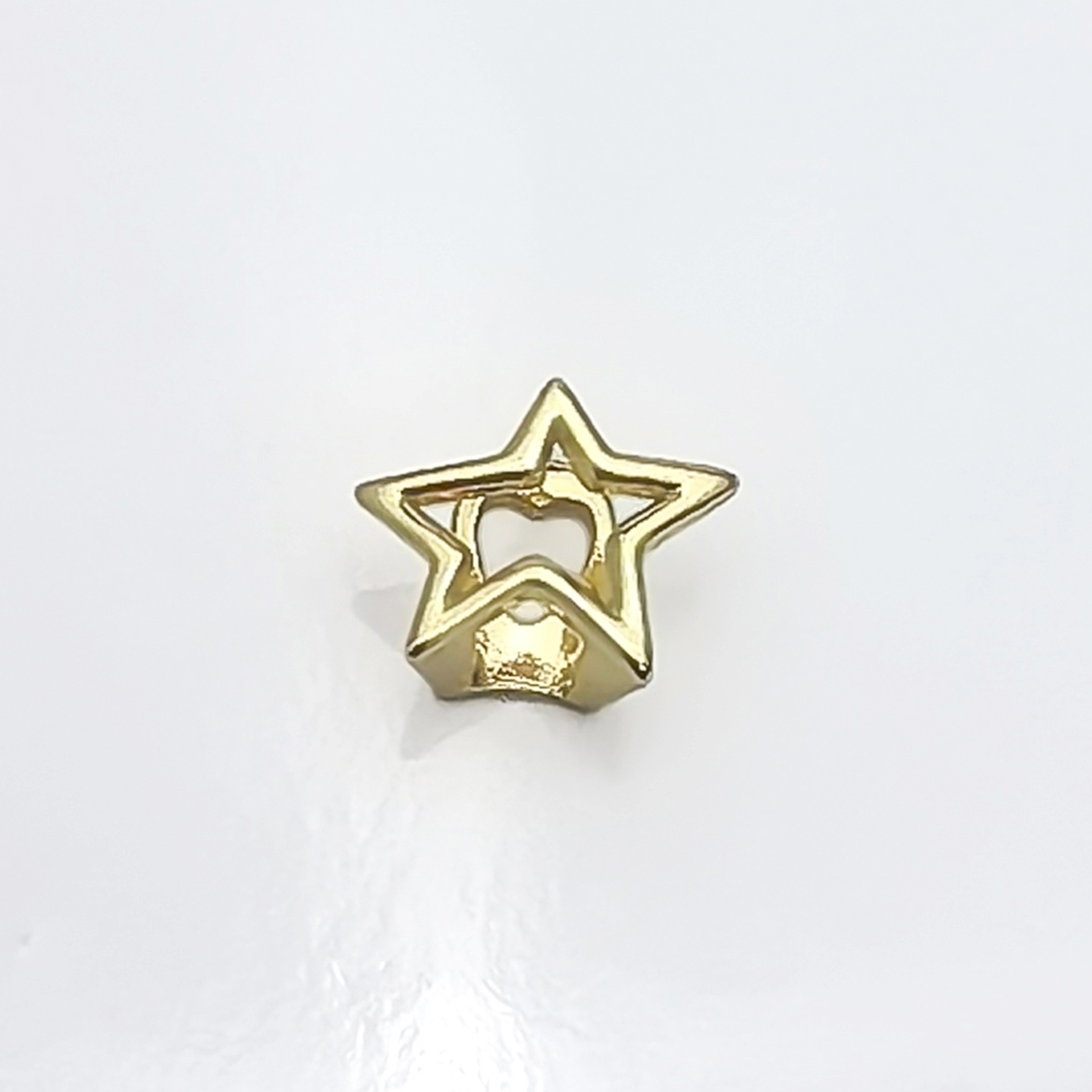 hiphopgrill, a cross-border niche design with a hollowed-out five-pointed star dental crown from Europe and America, is a hip-hop and simple star-shaped dental accessory Application Scenario