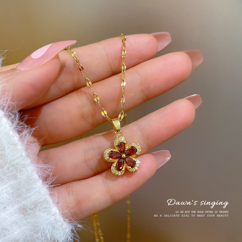 【 Titanium Steel 】 Pomegranate red five-leaf flower, light luxury and elegant, full diamond necklace, versatile for women, collarbone chain, titanium steel chain Application Scenario
