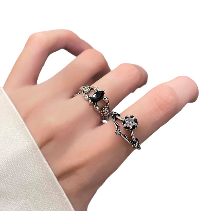 French retro, simple and individual ring, a light luxury and niche design for women, versatile and fashionable. The opening is adjustable and the ring is aged Item Picture