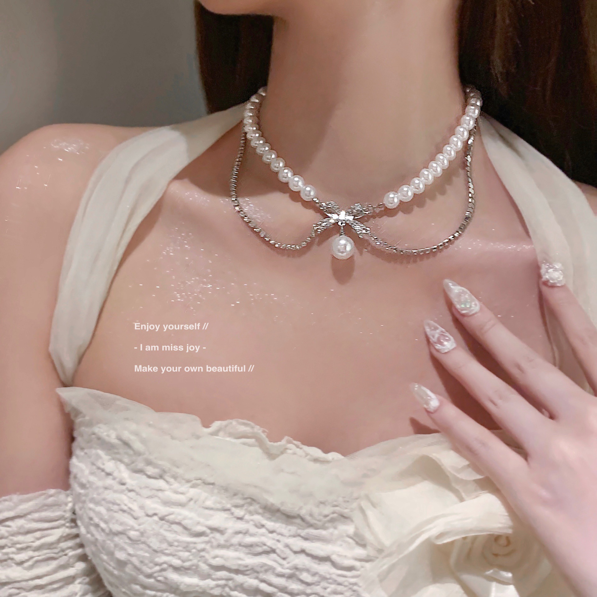European and American light luxury pearl necklace, design sense, Internet celebrity bestseller, bow pendant, hair accessory, pearl chain, high-end collarbone chain Application Scenario