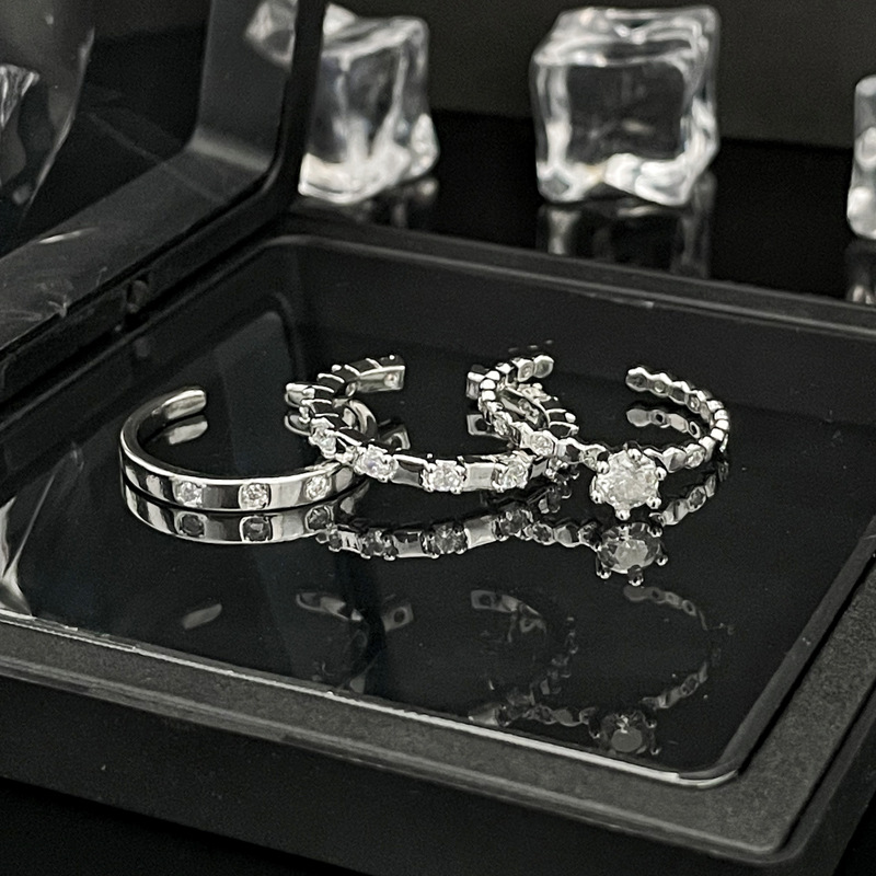 This trendy and stylish live-streaming hit ring set features a simple layering design with a light luxury and niche style. It's a cool and trendy couple ring Application Scenario