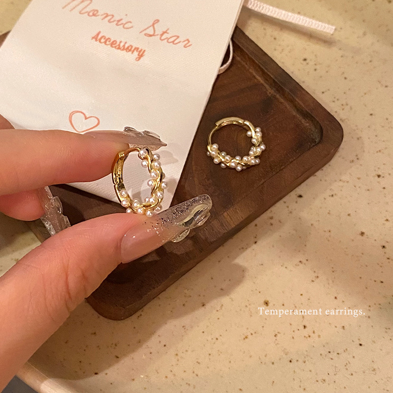 Light luxury and high-end circular pearl earrings, versatile for women's cold style, C-shaped wrapped ear buckles, best-selling earrings wholesale details Picture