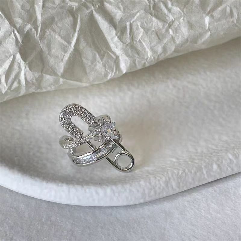 Diamond-encrusted star brooch, no ear piercings, ear clips, trendy, light luxury, and niche design for men, ear bone clips for summer women details Picture