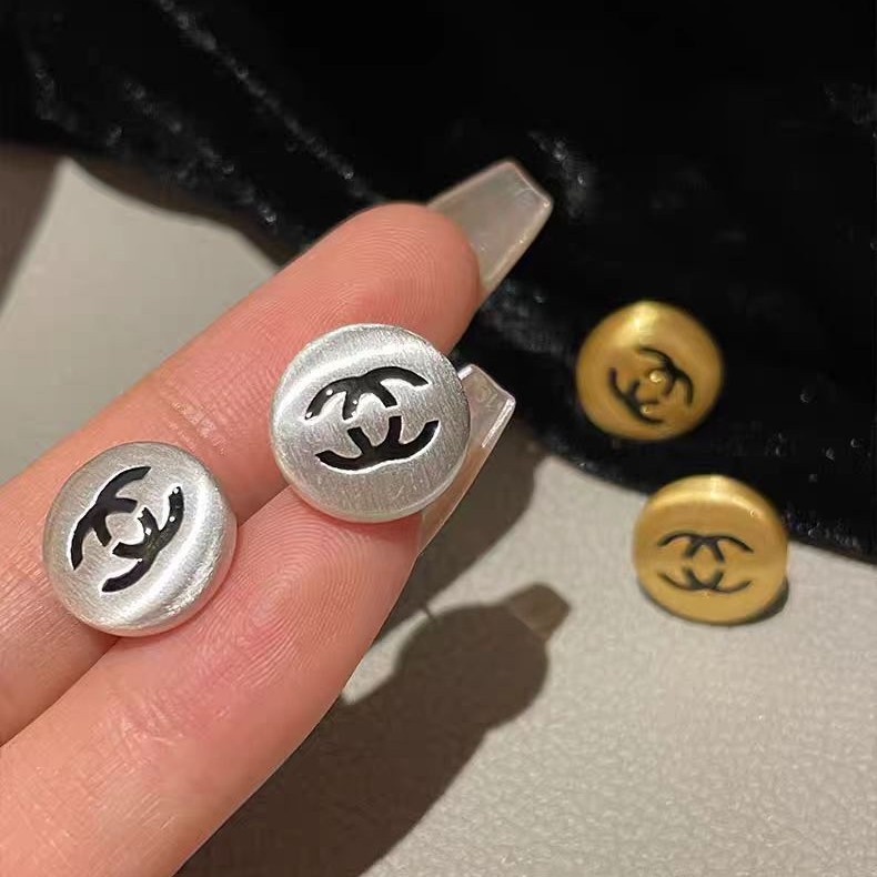 "Little Xiangfeng stud earrings!" High-end, light luxury letter earrings, a unique design for women, versatile and simple round earrings, a new style full figure