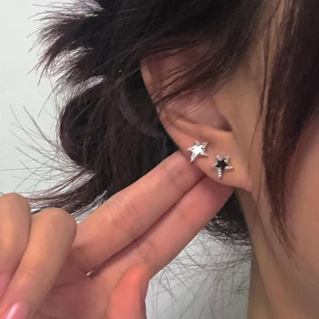 New sweet and cool girl with diamond black and white five-pointed star ear bone clips, a unique and elegant high-end simple stud earrings for women full figure