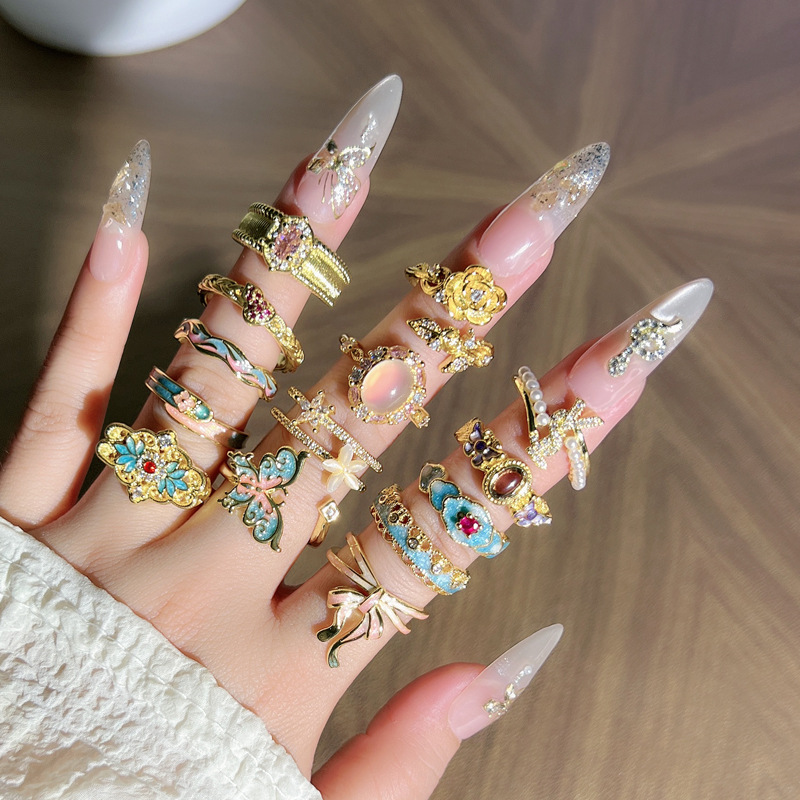 The sweet and light luxury enamel butterfly opening ring with a girlish charm, a niche and cold style for women, is fashionable and versatile. It's a trend of best friend rings Specification drawing