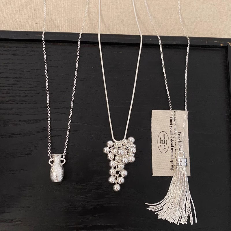 The silver tassel long necklace of the same style as the Korean blogger is fashionable, versatile and high-end for women. It is a water bottle sweater chain accessory for women full figure