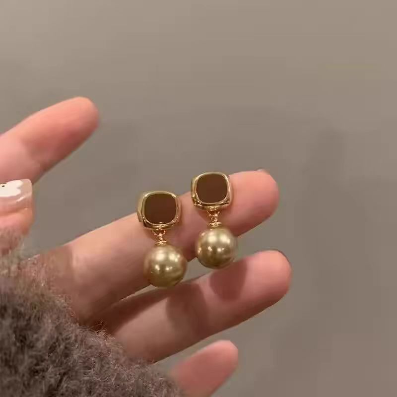 French-style unique caramel-colored pearl earrings suitable for autumn and winter, with a light luxury and high-end feel, are perfect for women details Picture