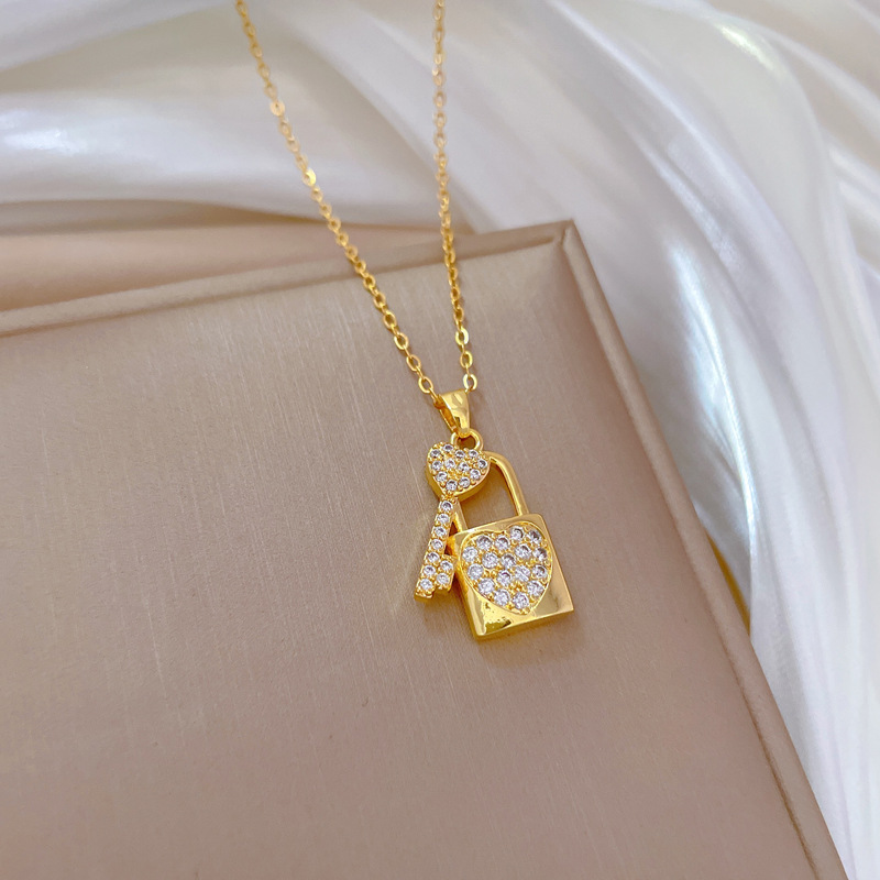 【 Titanium Steel 】 Key heart lock, light luxury and elegant, full diamond necklace, versatile collarbone chain, titanium steel chain for women Application Scenario