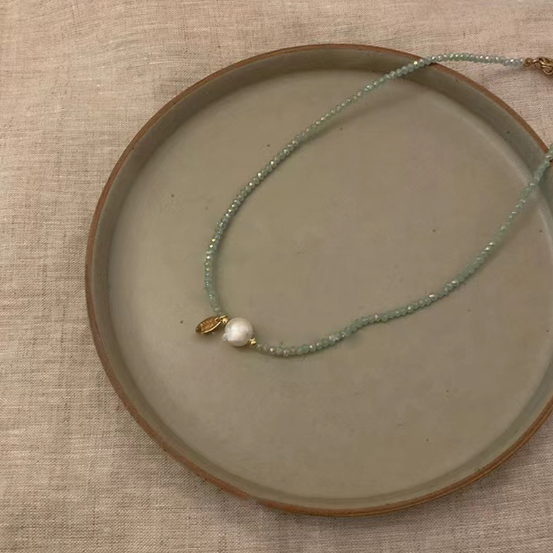 Hot Girl Summer colorful beaded pearl necklace, design sense, niche and versatile necklace, women's collarbone chain accessory Application Scenario