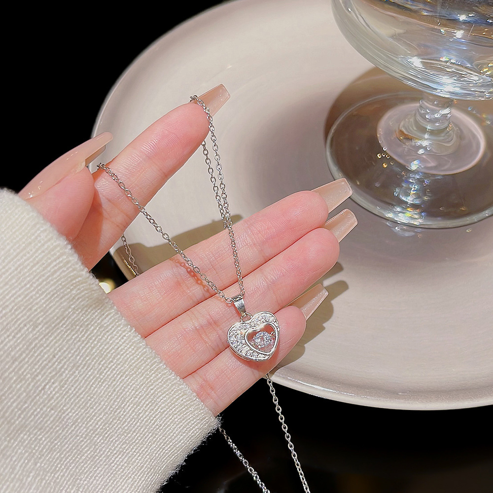 A light luxury InS-style heart-shaped collarbone chain, a niche new design sense, a simple and elegant necklace, a popular accessory necklace for women details Picture