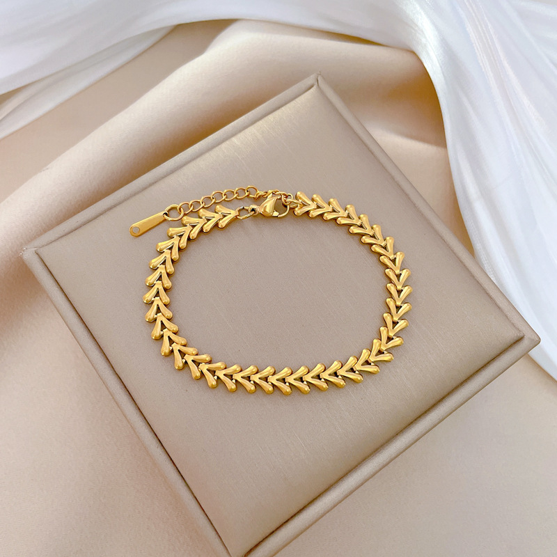 【 All-titanium Steel 】 Dongdaemun's cold and unique V-shaped chain bracelet is a retro best friend of a female Internet celebrity Application Scenario