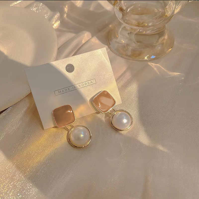 Maillard color series ~ Milk coffee geometric earrings for women on Instagram, trendy French retro style, simple and niche design sense full figure