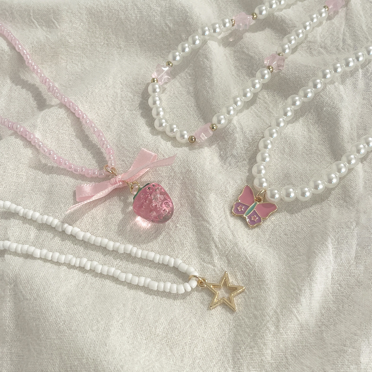 European and American cross-border jewelry, sweet style strawberry pendant, collarbone chain, cute pearl beaded multi-layer alloy necklace Application Scenario