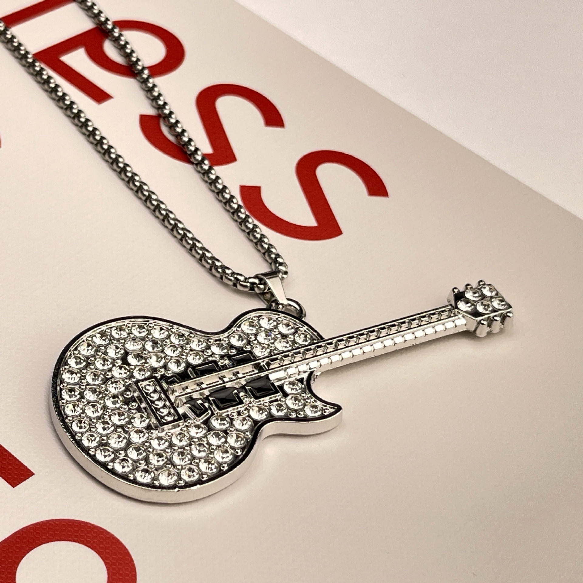 Wholesale of new European and American style personalized music guitar pendants, fashionable and niche full-diamond titanium steel necklaces for men and women Application Scenario
