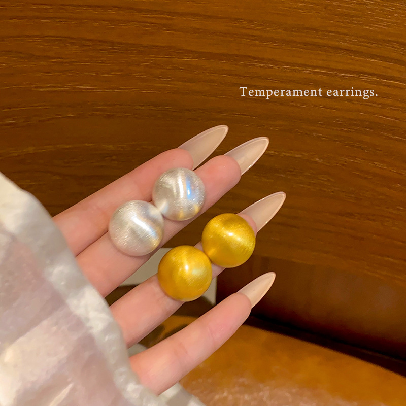 Metal retro brushed circular stud earrings for women, cold and elegant style, versatile and personalized earrings, high-end and unique style earrings full figure
