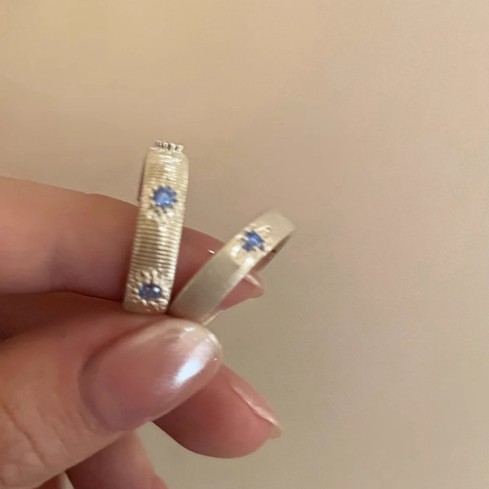 A sea blue zircon cross brushed ring, a niche design for women, is a couple's index finger ring with a light luxury and high-end feel details Picture