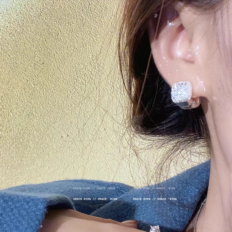 "Gao Zhi Sister style outfits!" Full Diamond cube sugar pearl stud earrings, a new bestseller in 2025, double-sided earrings for girls Application Scenario