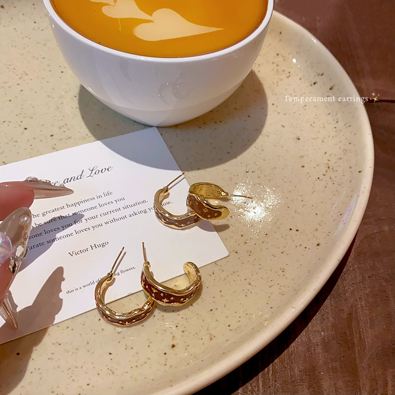 925 Silver Needle Little Chanel style Versatile and elegant C-shaped ear ring earrings for women, light luxury, niche and high-end design sense, glazed ear studs Application Scenario