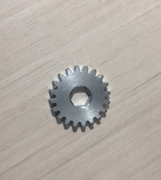 The 26-tooth gear of the fertilizer box transmission sprocket of the corn planter is welded to a 20-tooth sprocket undefined