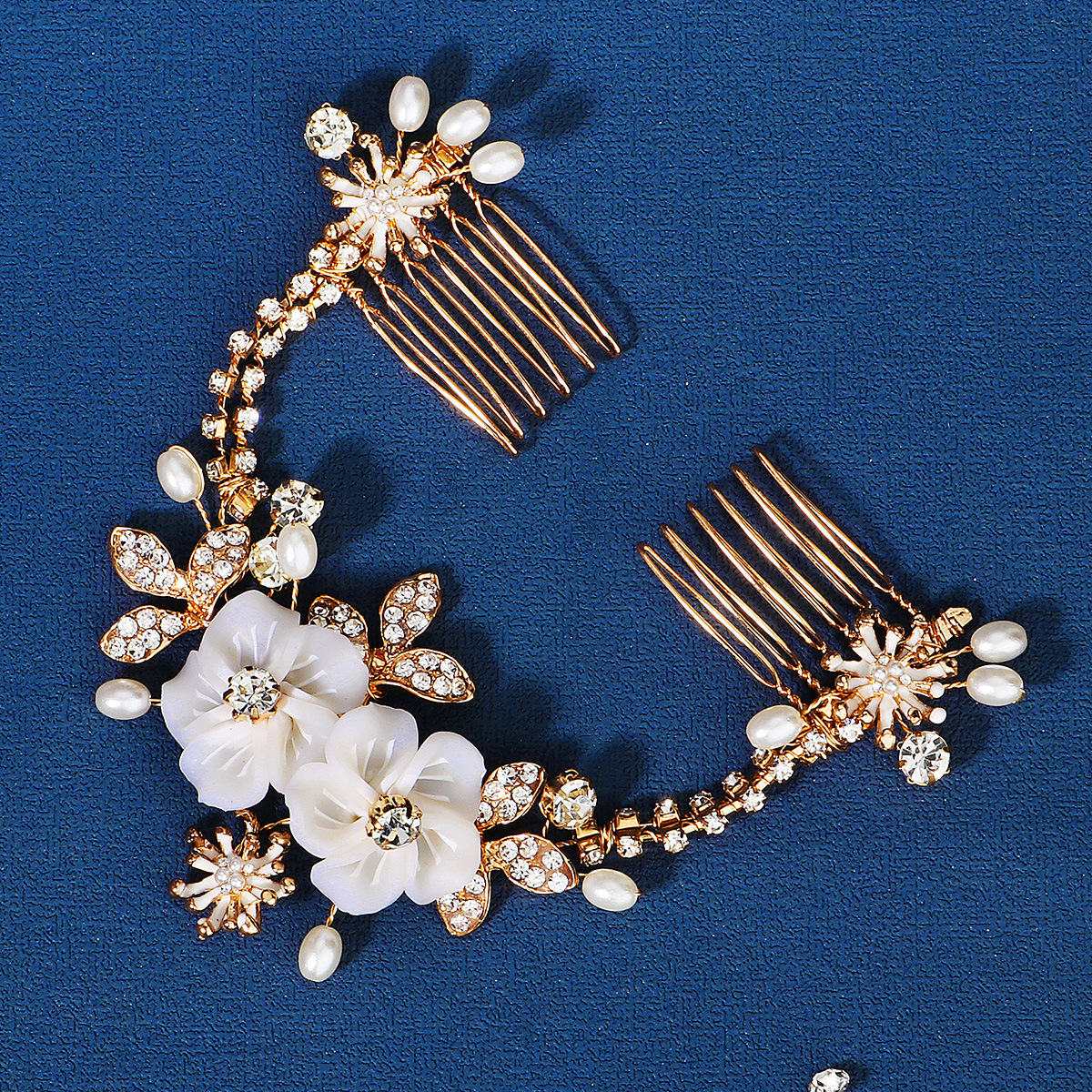 New Korean wedding headwear: flower-shaped hair comb, straw-crop dress, retro cheongsam, updo, paired comb, water diamond and pearl bride's comb full figure