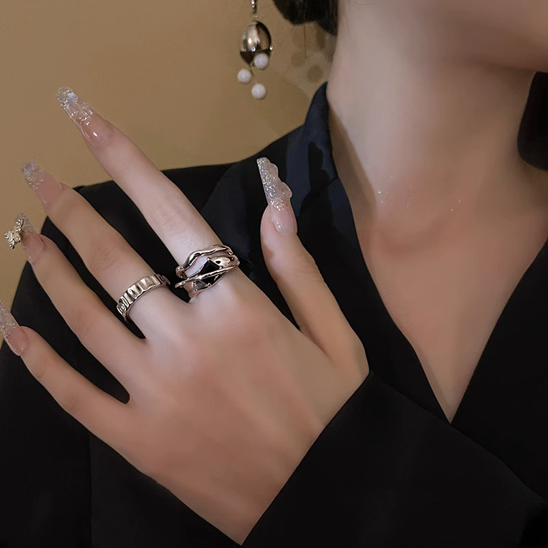 The geometric cold style black zircon ring is a niche design for women, exuding a sense of high-end sophistication. The opening can be adjusted, making it fashionable and individualistic, with a trendy and trendy vibe details Picture