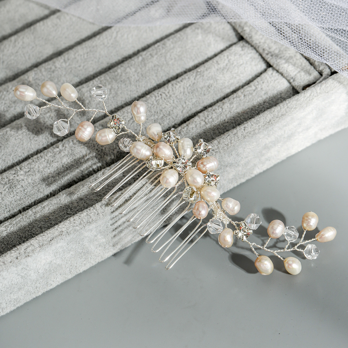 Amazon wedding accessories, freshwater pearl hair combs, high-end handcrafted hair accessories, wedding dresses, evening coops, bride combs details Picture