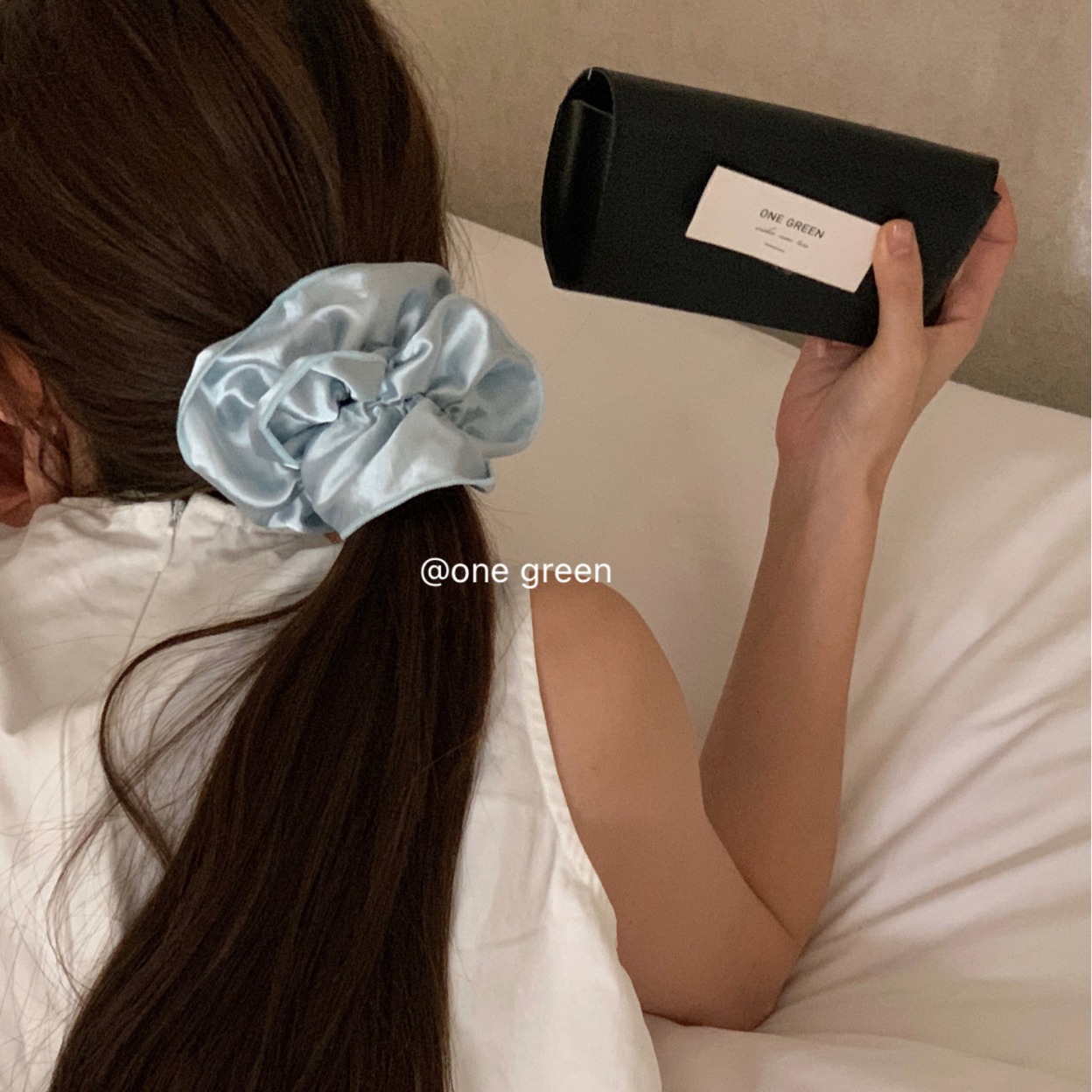 fever's double-layer silk hair band, an ins niche design with a high-end feel, is a Korean-style large intestine circle hair band accessory full figure