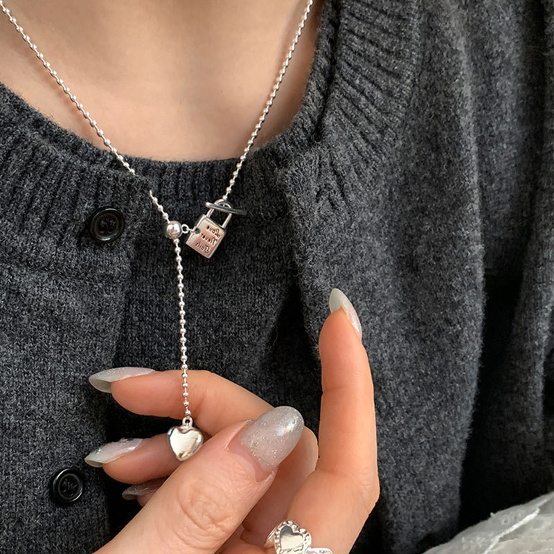A niche design sense heart-shaped lock pull-out necklace for women, simple and fashionable, versatile neck chain and sweater chain Specification drawing