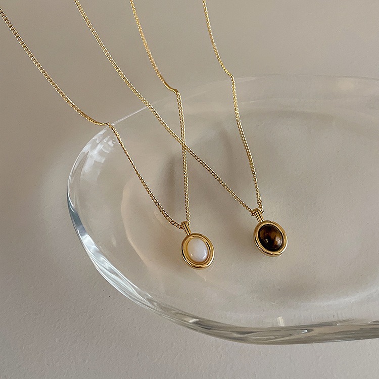The shell cat's eye stone pendant necklace is a unique, simple and versatile design for women. It is a stylish necklace and collarbone chain full figure