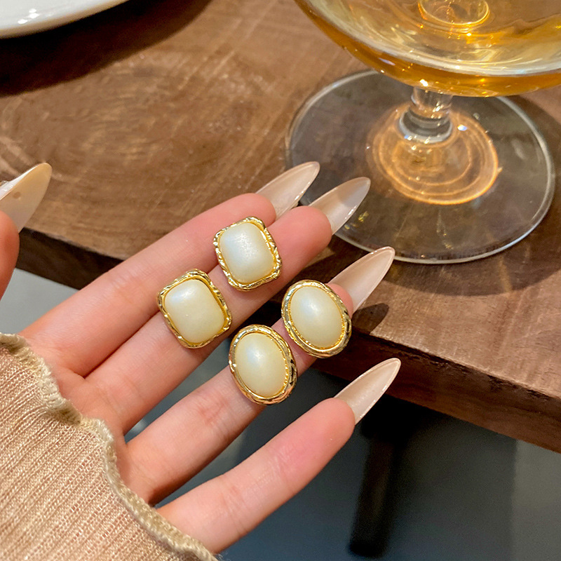 French retro oval pearl stud earrings for women, simple and fashionable Hong Kong-style elegant earrings for socialite, geometric shape trendy earrings full figure