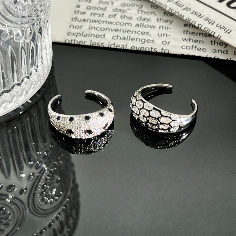 A new exquisite and light luxury leopard print drip glaze individual open ring, a punk check pattern for women, a high-end and fashionable index finger ring trend Application Scenario