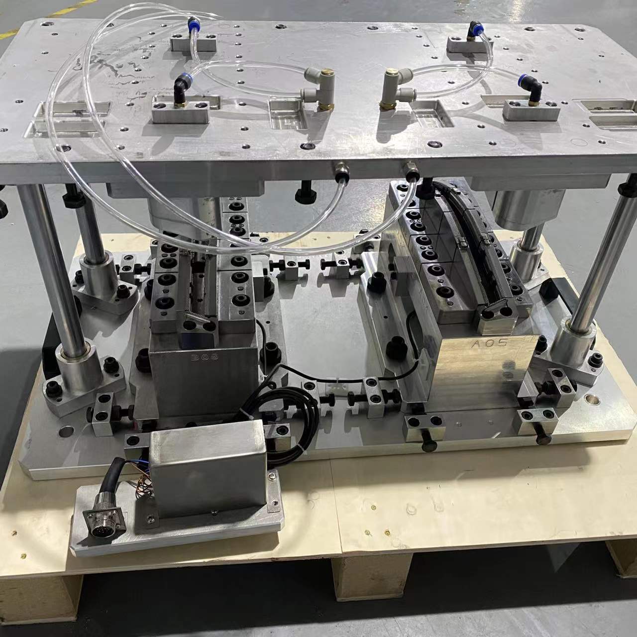 Direct sales from the manufacturer of vibration friction welding machine molds, plastic storage boxes, friction machine molds, and car lamp fixtures Specification drawing