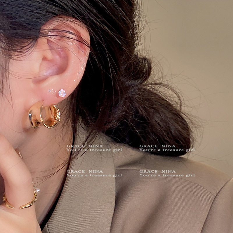 Metal irregular C-shaped earrings for women, a new style in 2025, with a cold and high-end feel. The unique ring stud earrings are a trendy accessory Application Scenario