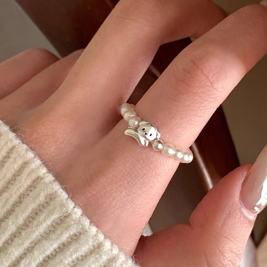 A niche design of a little dog pearl elastic rope ring, cute, simple and versatile index finger ring with a light luxury and high-end feel full figure