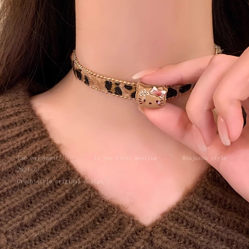 Retro spicy girl style leopard print kitten collar, women's choker necklace, neck accessory, necklace accessory Application Scenario